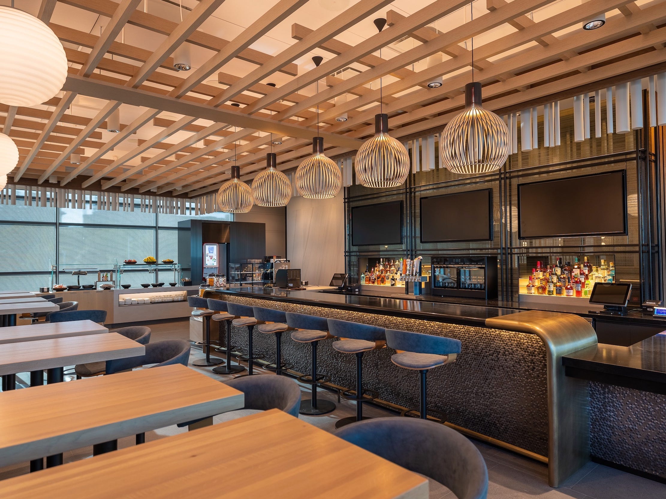 American just opened a stunning new Admirals Club lounge in DC that is designed to make travelers feel like they’re at home — see inside