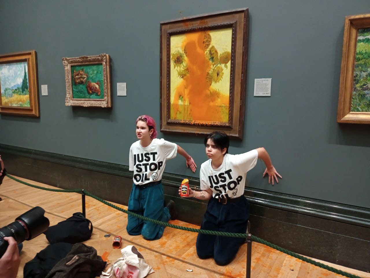 Activists Arrested After Throwing Tomato Soup at Van Gogh’s “Sunflowers” Painting