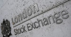 Political uncertainty, rising rates weigh on UK stocks