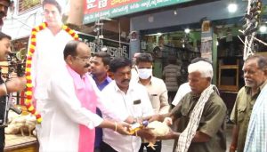 Telangana News: TRS neta distributes live chickens & liquor bottles in Warangal | India News