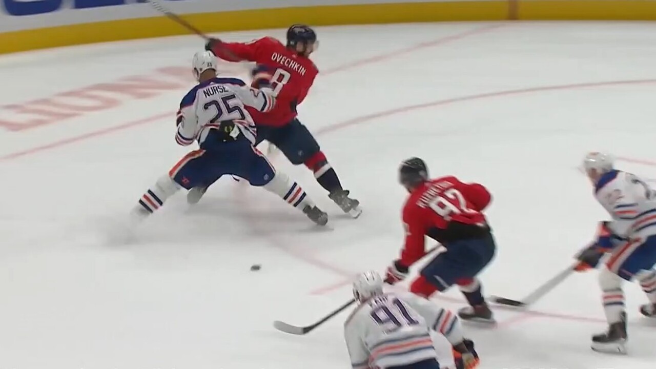 Capitals’ Ovechkin feeds no-look, between-the-leg pass to Kuznetsov for late goal