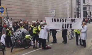 Extinction Rebellion booed as climate activists disrupt London Lord Mayor’s show