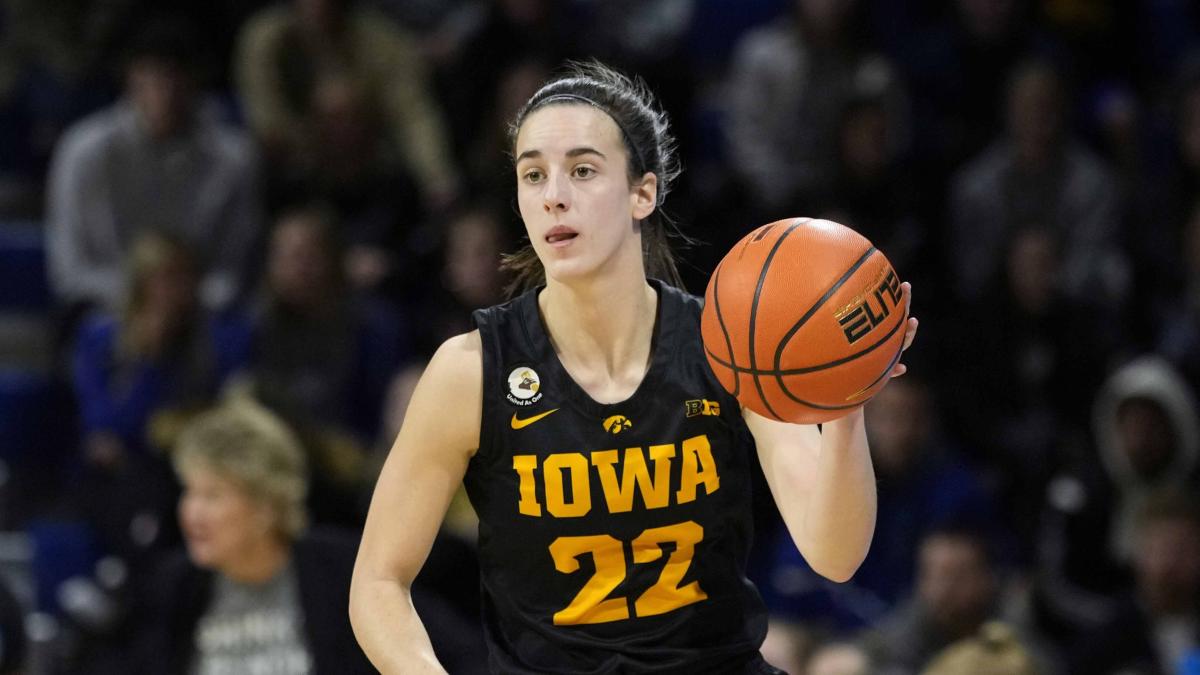 No. 4 Iowa upset by Kansas State, and possibly loses All-American Caitlin Clark to ankle injury