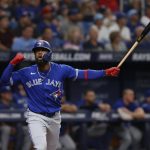 Blue Jays trade Teoscar Hernandez to Mariners for pitchers Erik Swanson, Adam Macko