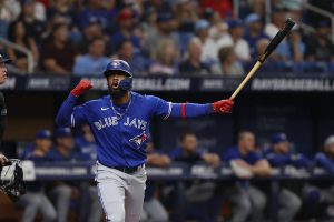 Blue Jays trade Teoscar Hernandez to Mariners for pitchers Erik Swanson, Adam Macko