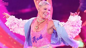 Pink Pays Tribute To Olivia Newton-John At AMAs With Powerhouse Rendition Of ‘Hopelessly Devoted To You’