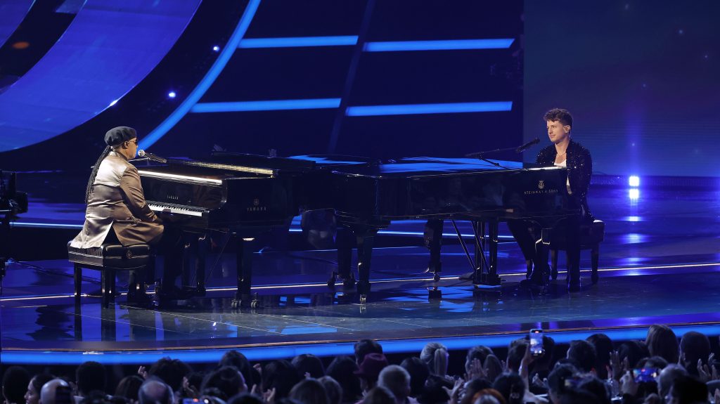 Stevie Wonder And Charlie Puth Tribute Lionel Richie At 2022 American Music Awards