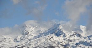 Ski fields rely on snow-making tech as climate chaos rains down on businesses