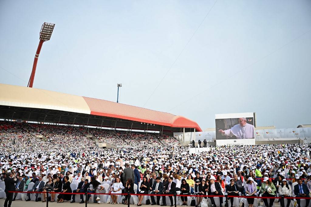 Pope holds open-air mass for 30,000 in Bahrain