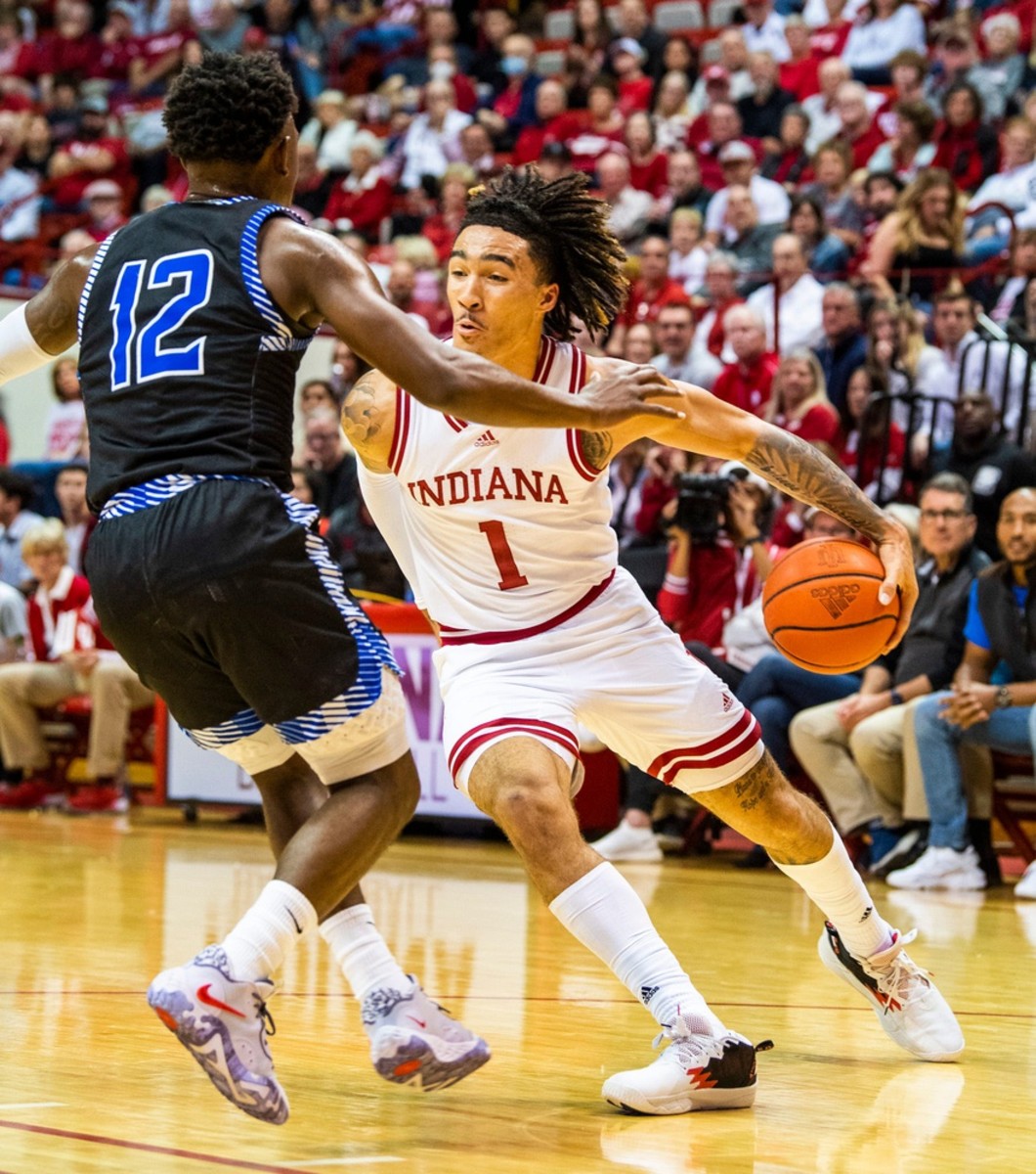 WATCH: Jalen Hood-Schifino Finds Trayce Jackson-Davis for Alley-Oop