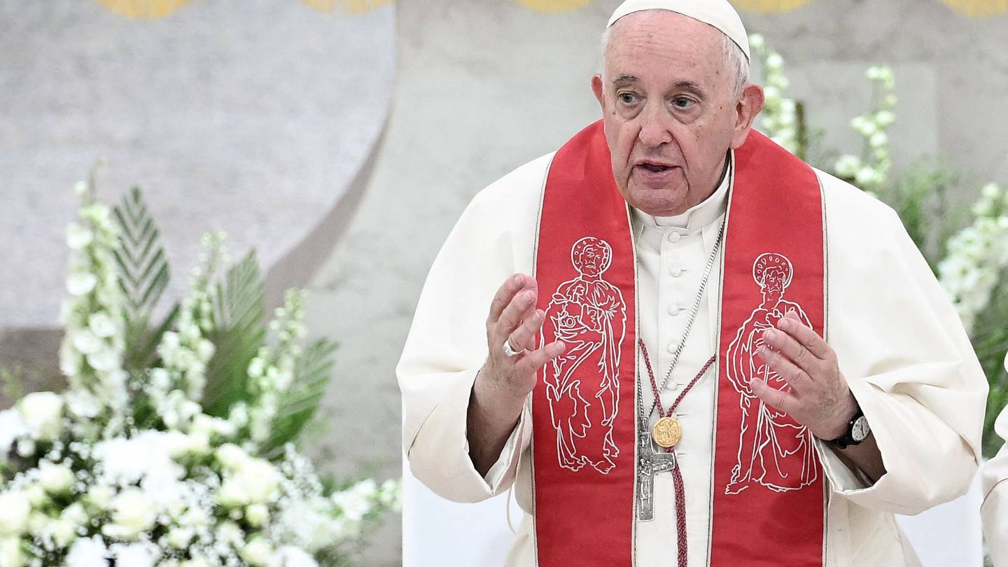 Pope Francis prays with Catholic families and priests on last day in Bahrain