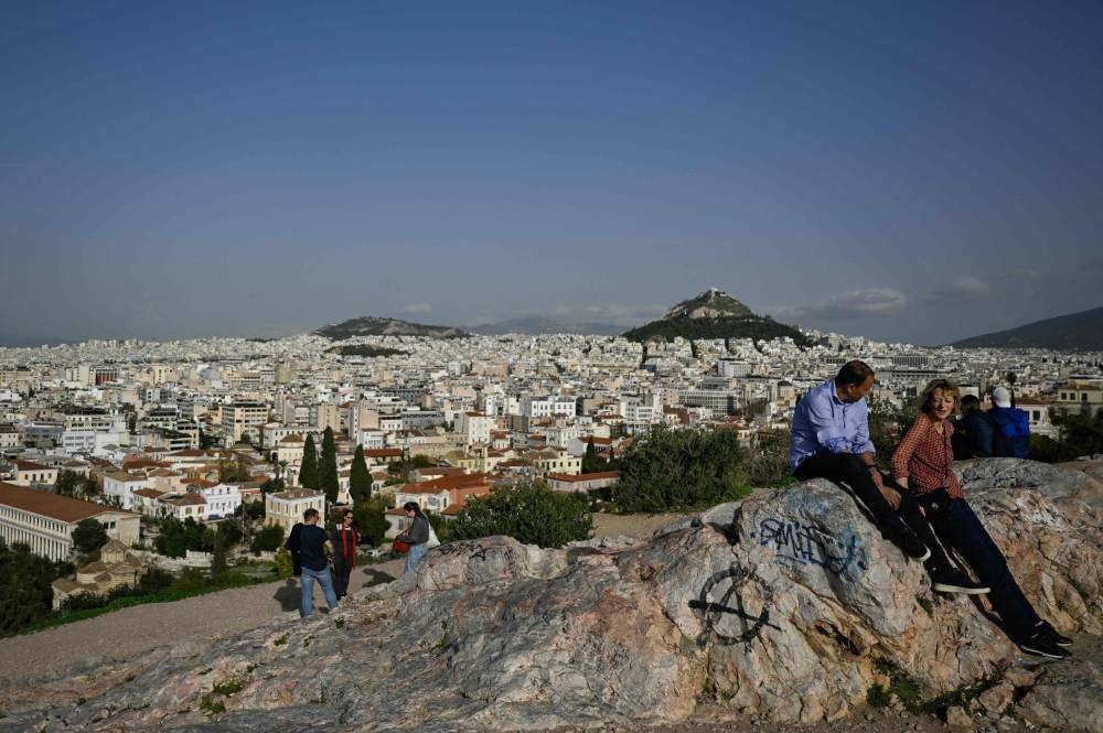 Sunlit Greece seeks to lure Europeans amid winter energy crisis