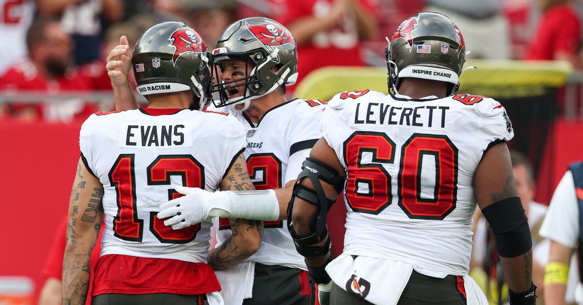 A vintage performance from Tom Brady and Mike Evans has the Buccaneers back in the playoffs