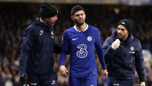 Christian Pulisic leaves Chelsea match with knee injury