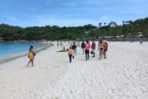 Sudden jab proof rule upsets foreign tour firms: Phuket Tourist Association