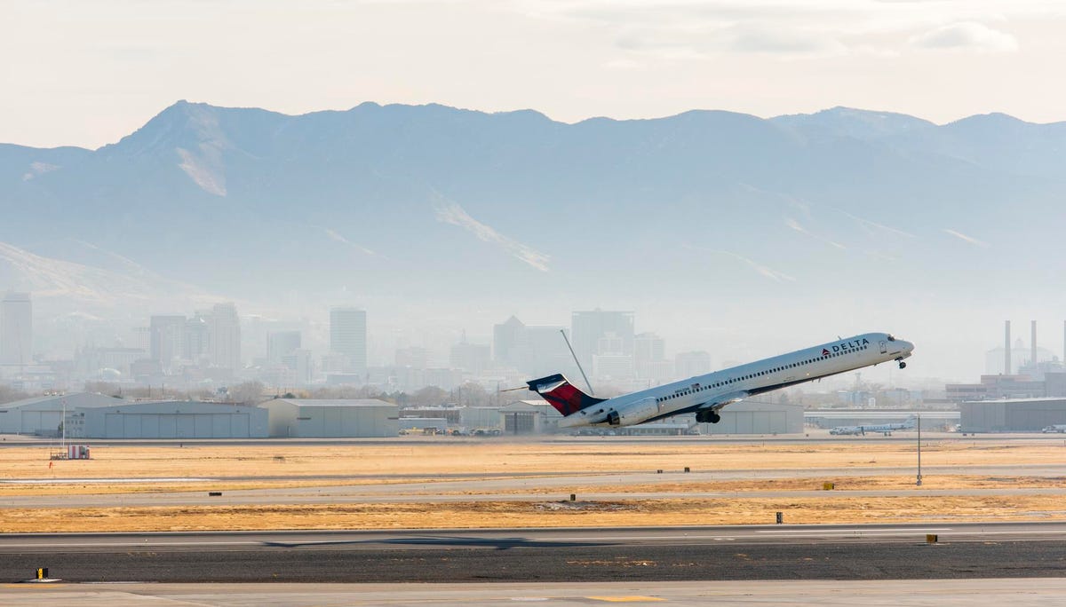 These U.S. Airlines And Airports Had The Best On-Time Records In 2022