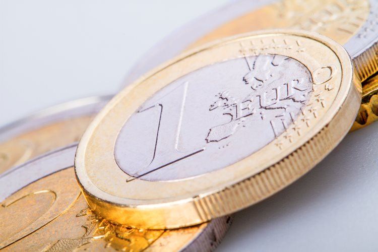 EUR/USD heads for biggest weekly gain since November despite Friday’s slide