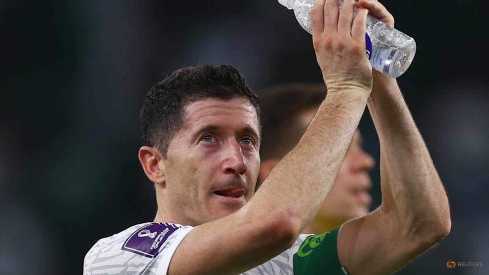 Lewandowski gives signed jersey to Saudi Arabian fan