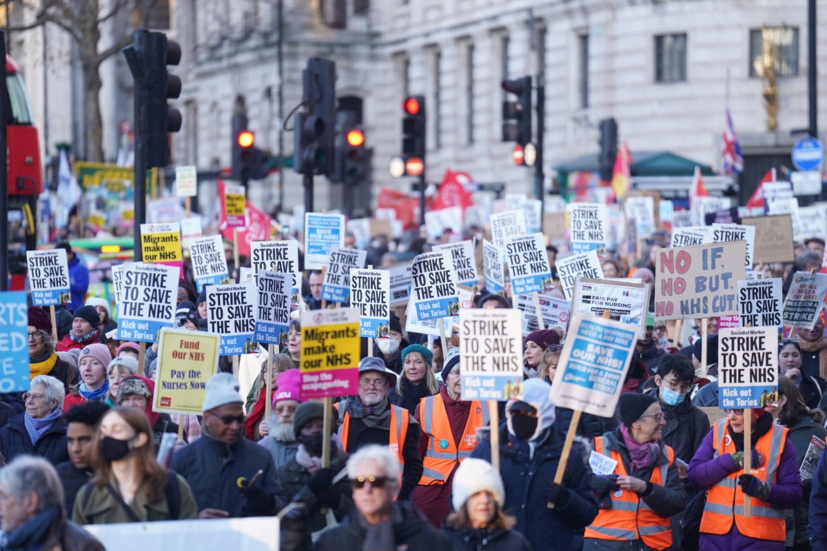 Government must offer double-digit pay rise to avert NHS strikes, says union