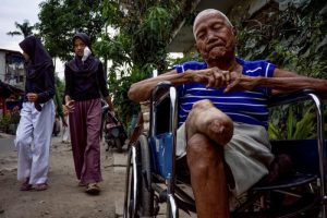 Indonesian leprosy survivor crafts new limbs for shunned villagers