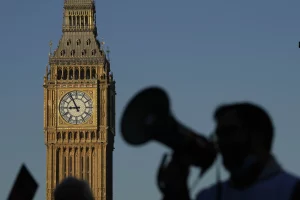 UK nurses, ambulance crews strike, straining health system