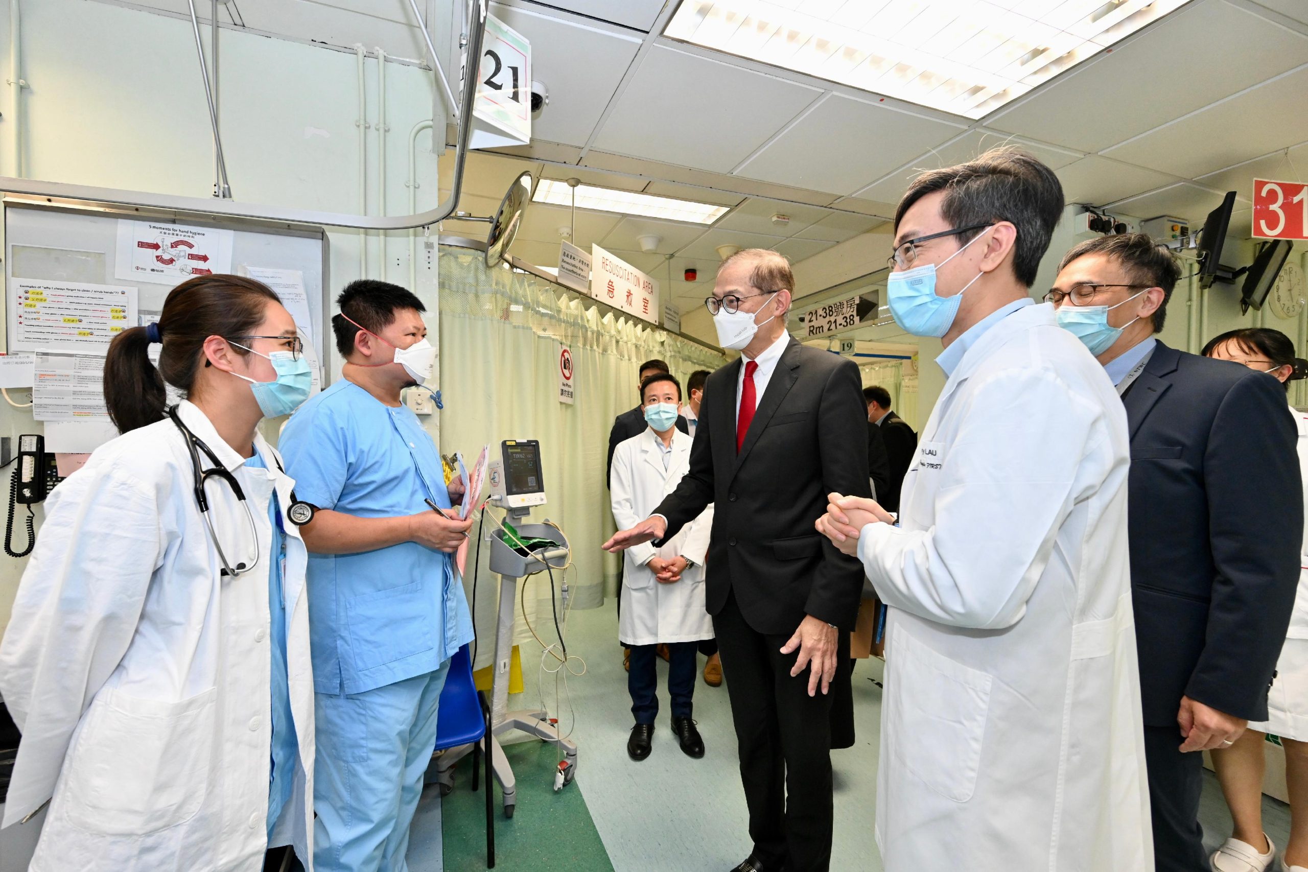 Secretary for Health visits Tuen Mun Hospital (with photos)