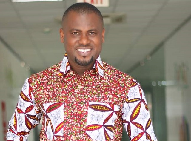 Shameless Man – Video Of Abeiku Santana Breaking Protocol To Pick Money On Stage During Performance Surfaces