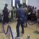 VIDEO: Watch as Nigerians throw weapons at each inside bank as new naira drought continues