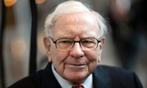 Warren Buffett Preaches Confidence in America, Warns ‘Deficits Have Consequences’