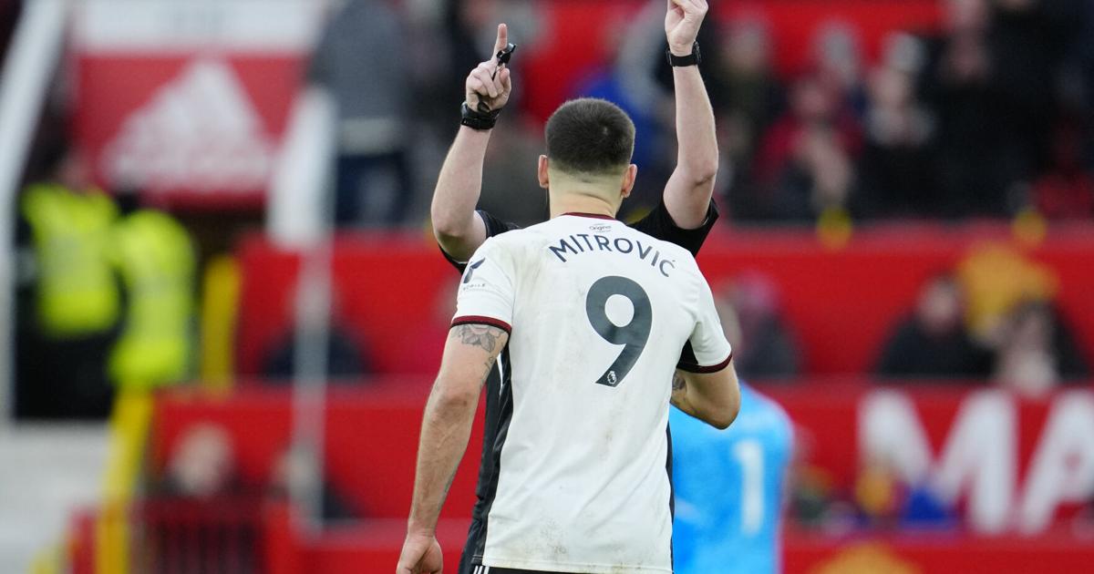 2 Fulham players, coach sent off in chaos at Man United