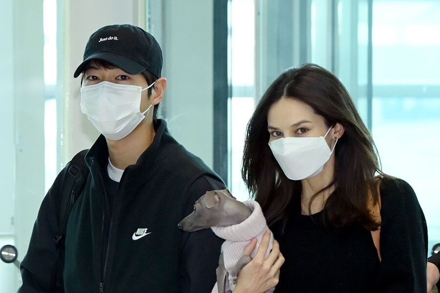 Song Joong Ki And His Wife Katy Louise Saunders Greet Fans On Their Way To Europe For “My Name Is Loh Kiwan” Filming