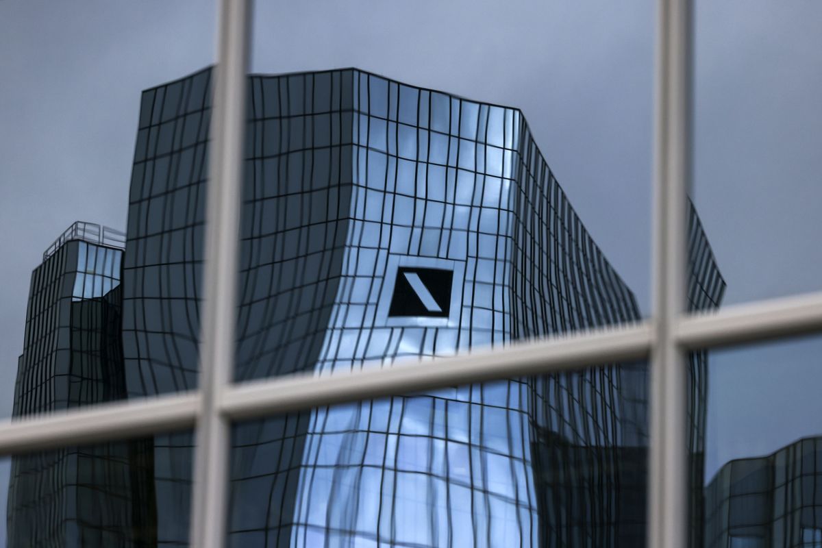 Deutsche Bank Criticized by ECB Over Derivatives Probe, FT Says