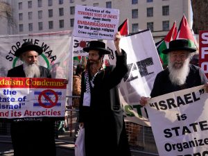 Israeli PM Netanyahu met by protesters on visit to London