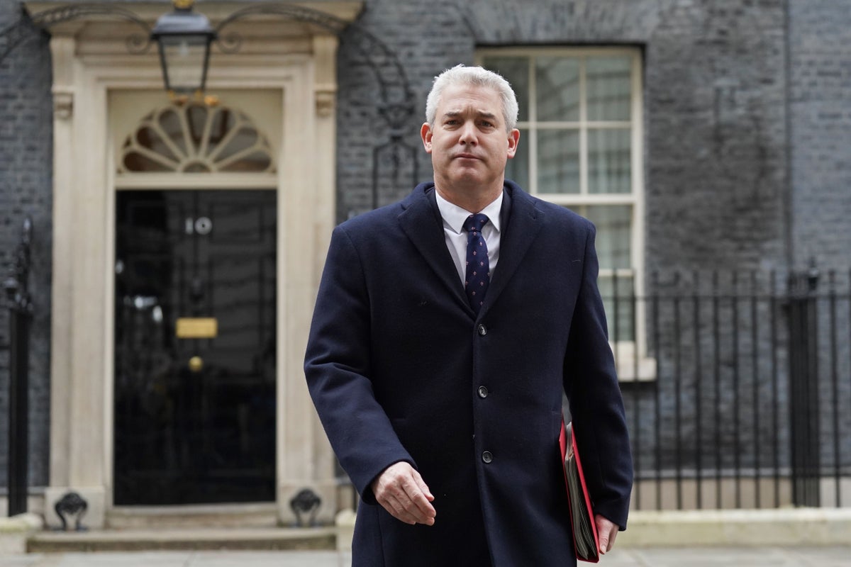 Health Secretary Steve Barclay urges nurses to back pay offer as Treasury puts aside ‘£3bn’ to pay for it