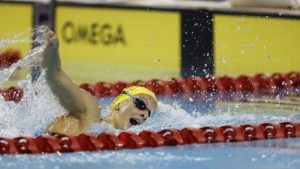 Summer McIntosh sets world record in 400m freestyle at Canadian swimming trials