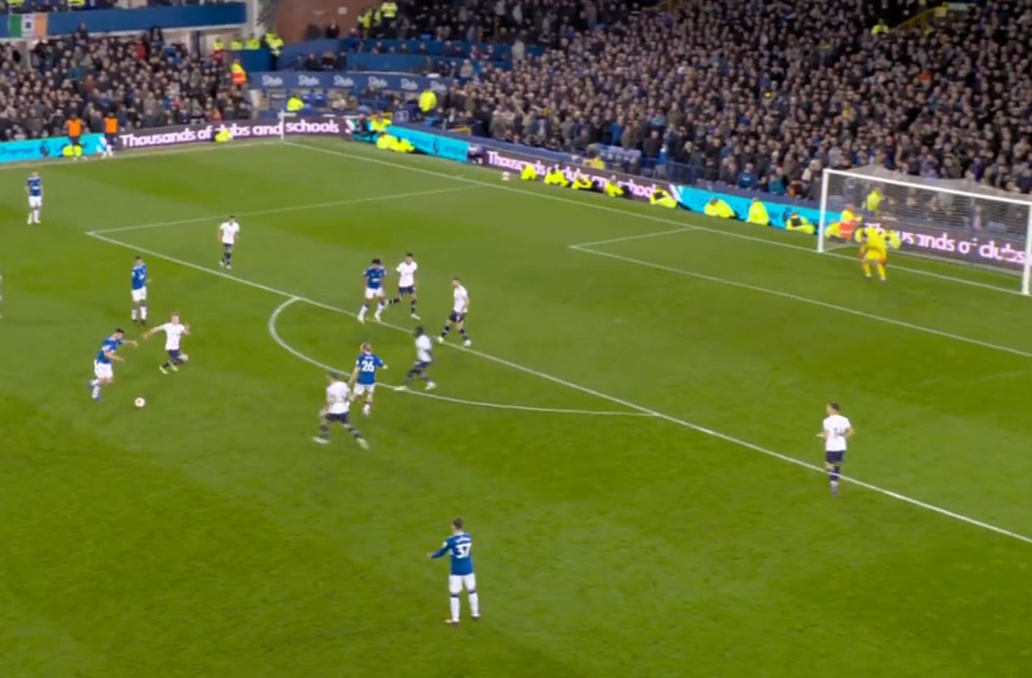 Video: Michael Keane scores last-minute rocket to earn Everton valuable point