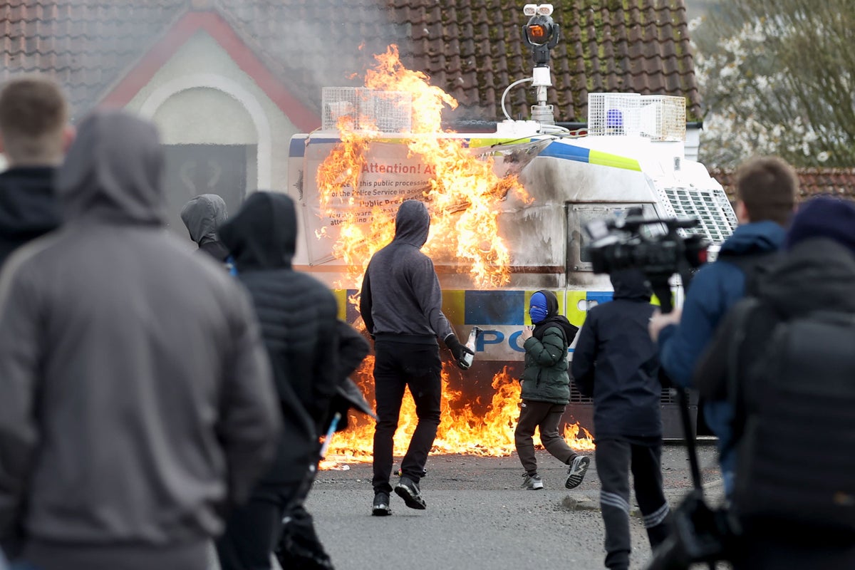 Violence against police at dissident march in Londonderry condemned