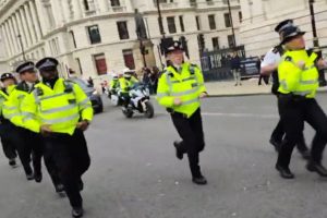 Dozens of jogging police officers escort Rishi Sunak’s car in huge motorcade through London