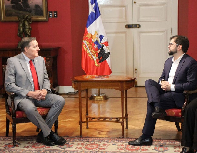 En Chile, Director de OPS se reúne con el Presidente Boric, abordan la reforma del sector salud, atención primaria y salud mental