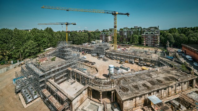 Two Liebherr flat-top cranes busy constructing C02-neutral thermal spa