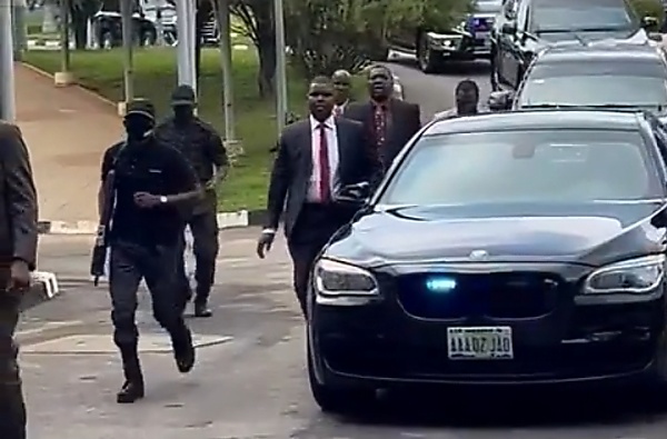 Watch : Security Aides Jog Alongside Atiku’s Armored BMW As He Arrive In Court To Challenge Tinubu’s Victory