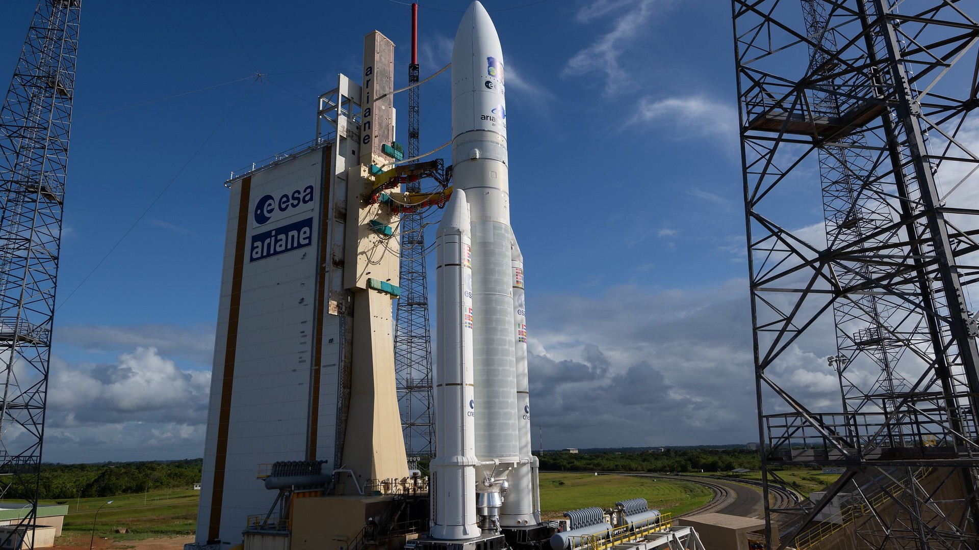 Europe’s JUICE Jupiter mission rolls out to pad for April 13 launch (photos)