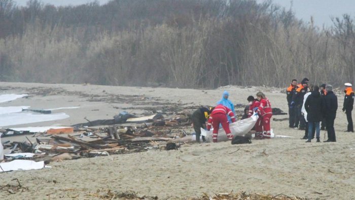 Over 20 feared dead in Italy shipwrecks