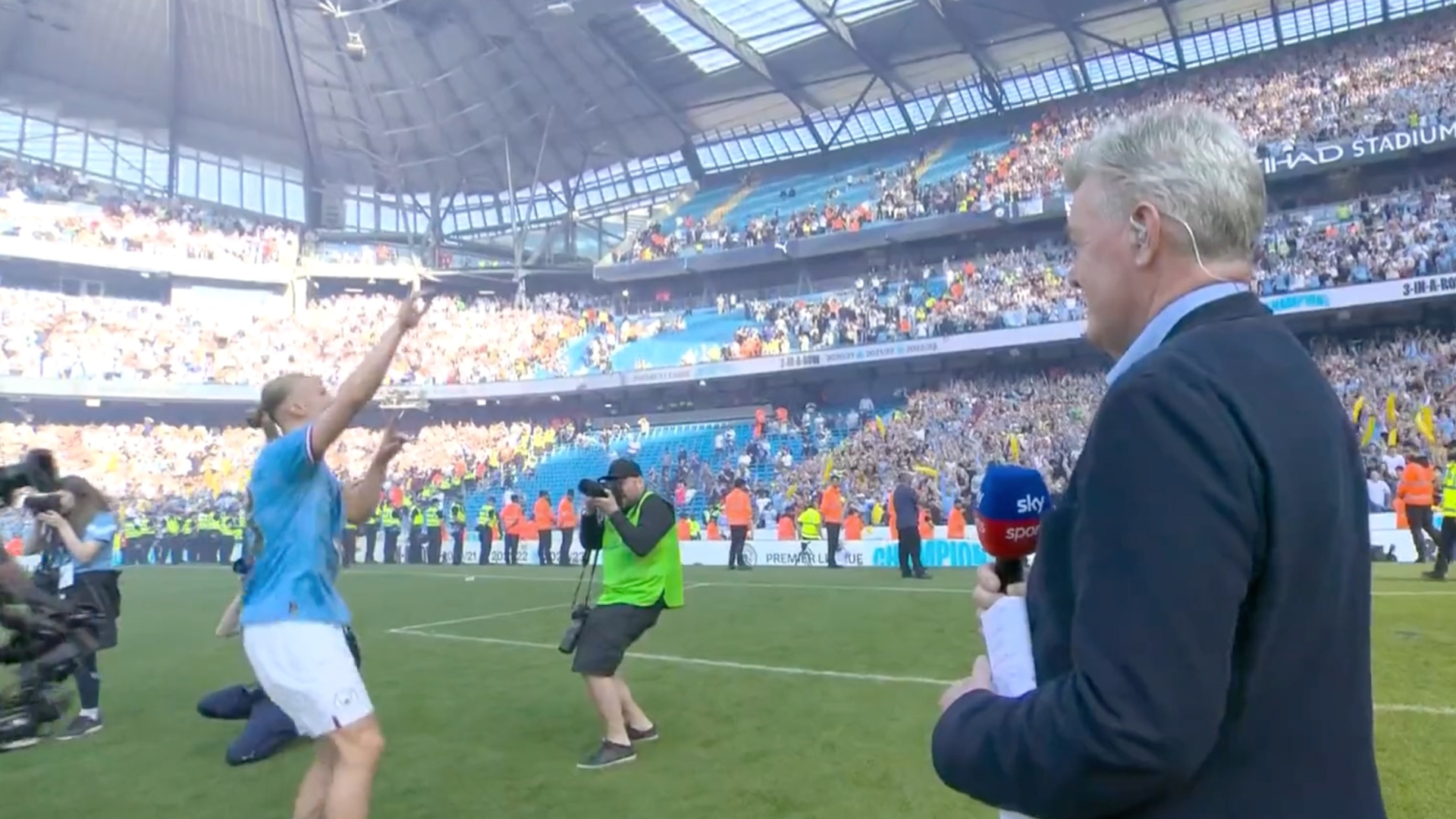 Erling Haaland leaves on-pitch interview with Geoff Shreeves to dance with Man City fans in hilarious moment