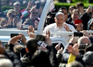 Pope appeals to Hungarians to be ‘open’ to migrants