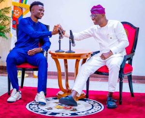 Arsenal’s Forward, Bukayo Saka Visits Sanwo-Olu In Lagos,Signs Shirt For Gov