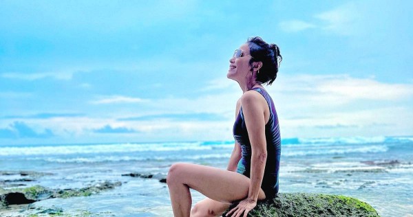 Zoe Tay, 55, flaunts body in swimsuit, netizens impressed, Entertainment News