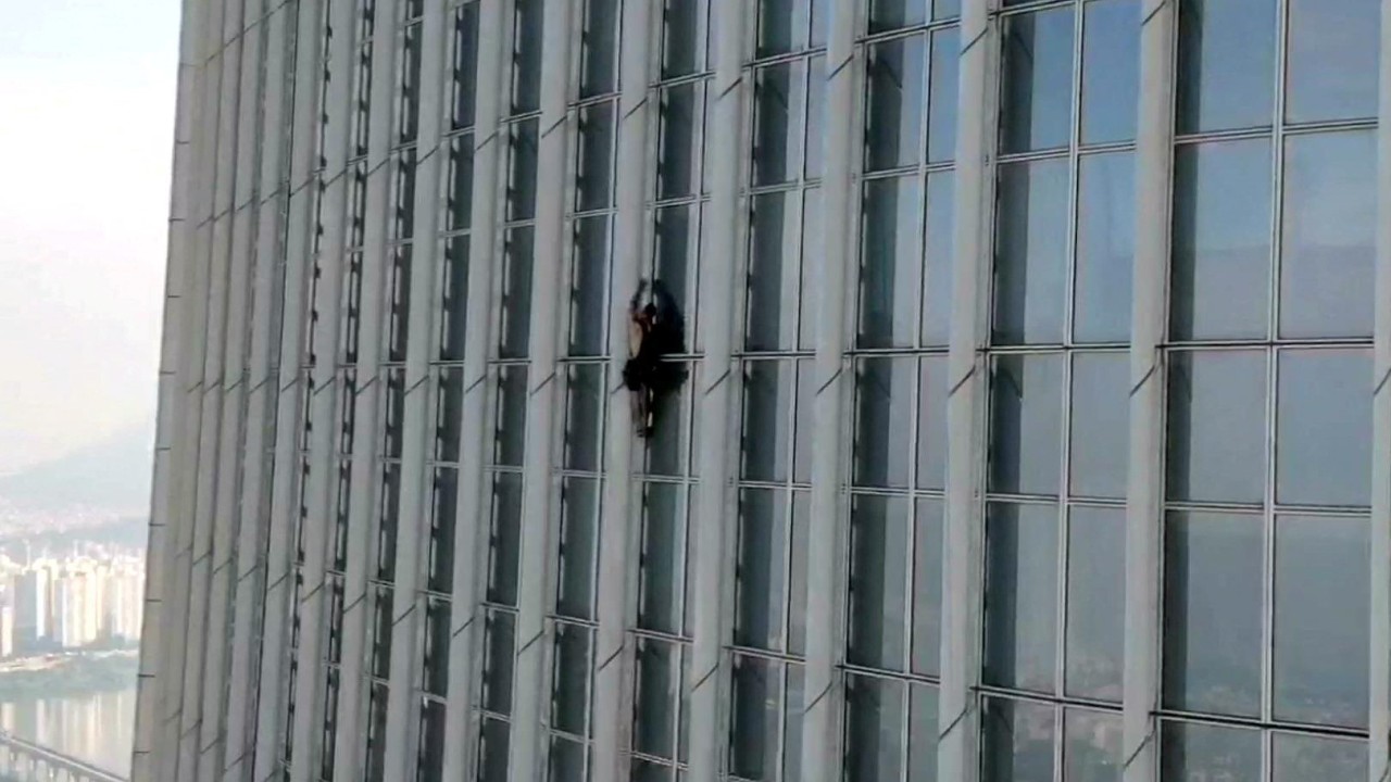 British man who tried to scale South Korea’s Lotte World Tower without ropes detained