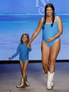 Sports Illustrated model takes to the catwalk while 8 months pregnant : NEWSFINALE