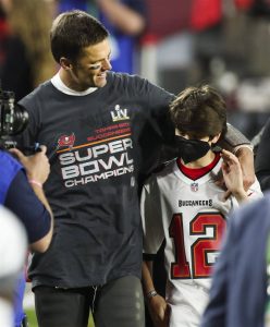 Buccaneers React to Tom Brady Following the Super Bowl Champion’s Tradition Despite Taking Retirement After Losing the Playoffs